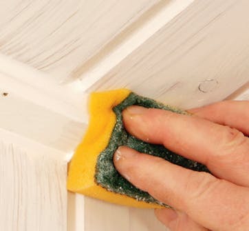 Maling af listeloft: Samlingen glatter vi med en svamp Maling af listeloft: Samlingen glatter vi med en svamp